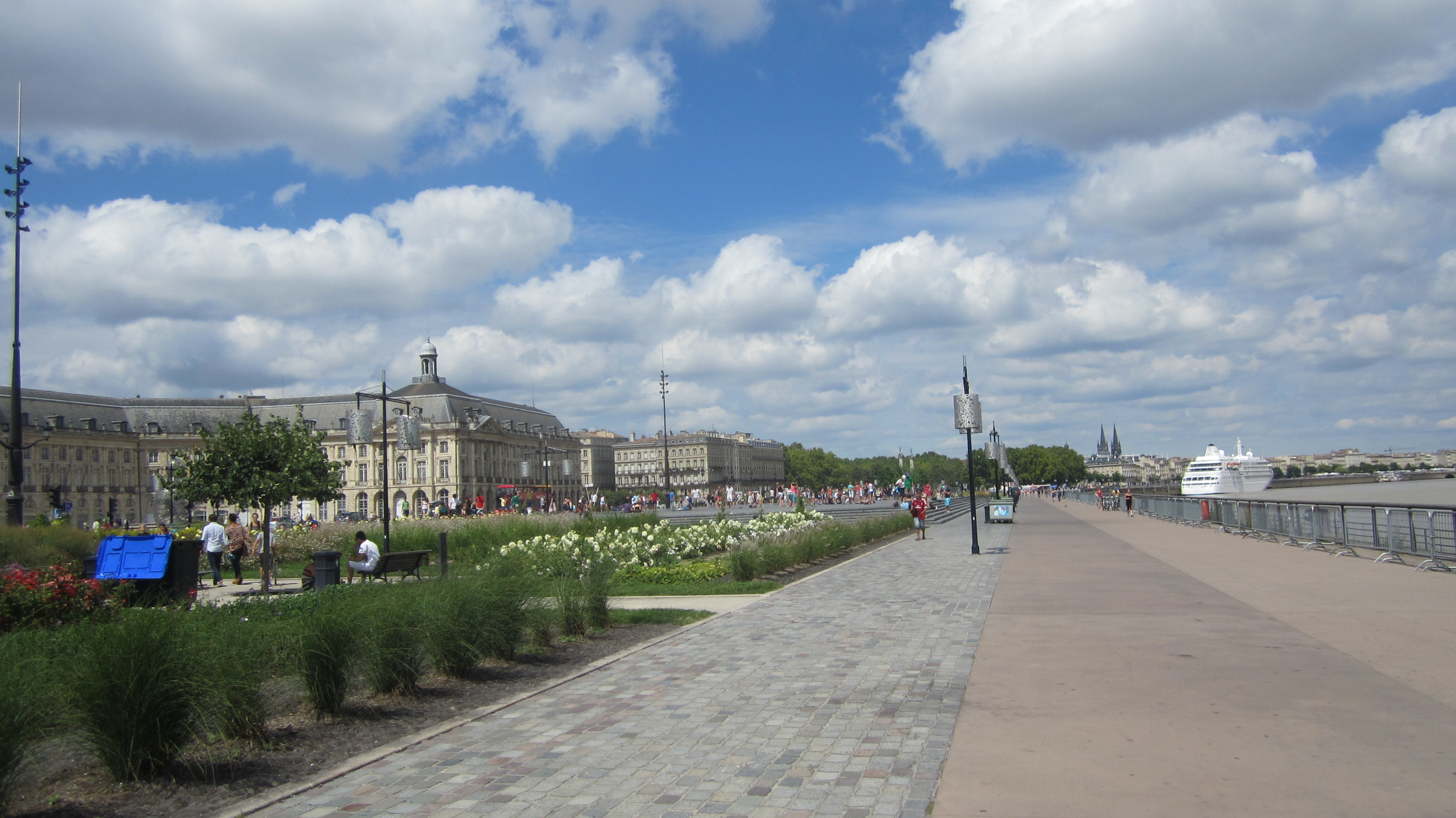 Le miroir d'eau et la place de la bourse